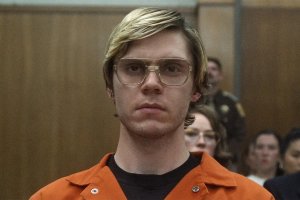 Prohíben vestirse como Jeffrey Dahmer en Halloween, ¡Mirá las medidas de las tiendas!