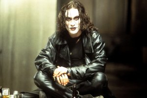 El director de The Crow se mostró en contra del reboot: “Que siga siendo la película de Brandon”
