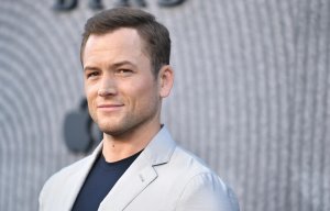 La miniserie de asesinos en serie que protagoniza Taron Egerton y tenés que mirar