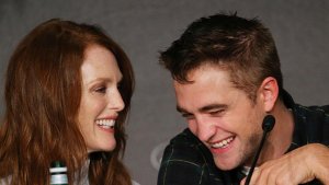 Robert Pattinson confesó que sintió vergüenza en una escena con Julianne Moore
