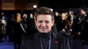 Jeremy Renner compartió un video desde la clínica junto a su hermana y su madre