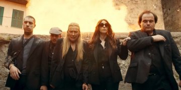 Mafia Mamma, lo nuevo de Bellucci y Collette, obtuvo una clasificación R