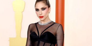 El gesto de Lady Gaga con un fotógrafo que se cayó en los Premios Oscar