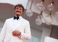 La razón por la cual Pedro Pascal coloca una de sus manos en el pecho