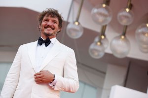 La razón por la cual Pedro Pascal coloca una de sus manos en el pecho