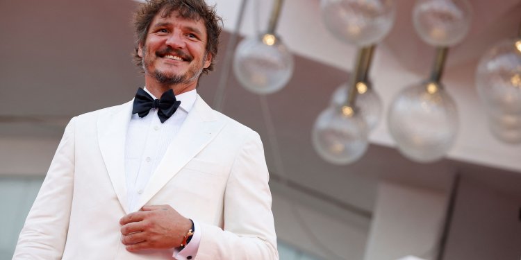 La razón por la cual Pedro Pascal coloca una de sus manos en el pecho