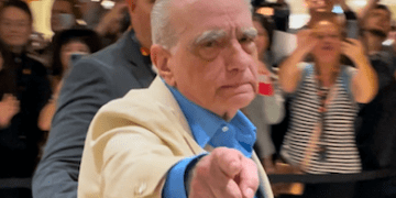 Scorsese nos reaccionó en vivo a una remera con su cara