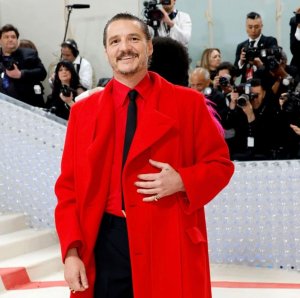La razón por la cual Pedro Pascal coloca una de sus manos en el pecho