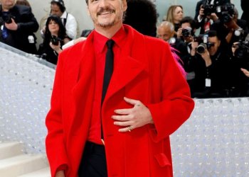 La razón por la cual Pedro Pascal coloca una de sus manos en el pecho