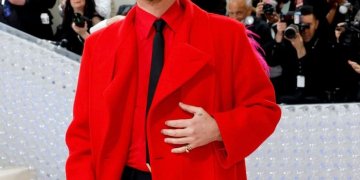 La razón por la cual Pedro Pascal coloca una de sus manos en el pecho