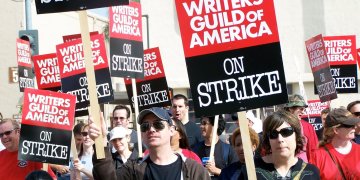 Los guionistas de Hollywood entraron en huelga y se paralizaron las producciones
