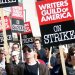 Los guionistas de Hollywood entraron en huelga y se paralizaron las producciones
