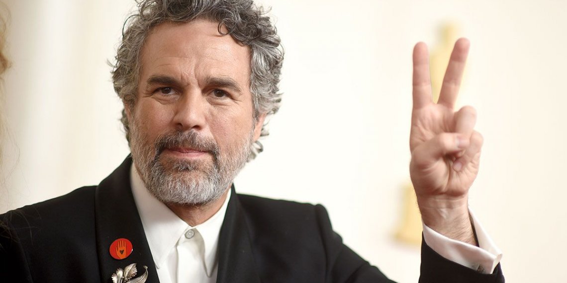 ¿Qué significa el pin rojo que usaron algunos en la ceremonia de los Oscars?