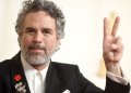 ¿Qué significa el pin rojo que usaron algunos en la ceremonia de los Oscars?