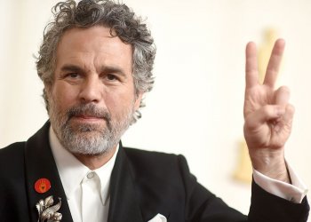 ¿Qué significa el pin rojo que usaron algunos en la ceremonia de los Oscars?