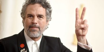 ¿Qué significa el pin rojo que usaron algunos en la ceremonia de los Oscars?