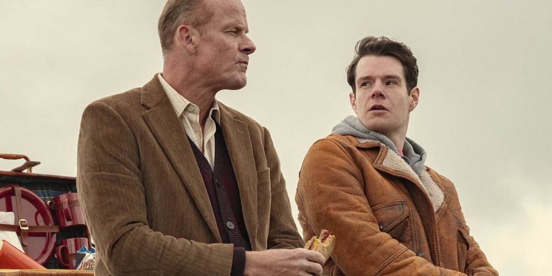 Se casó Connor Swindells, actor de Sex Education y su “padre” ofició la boda