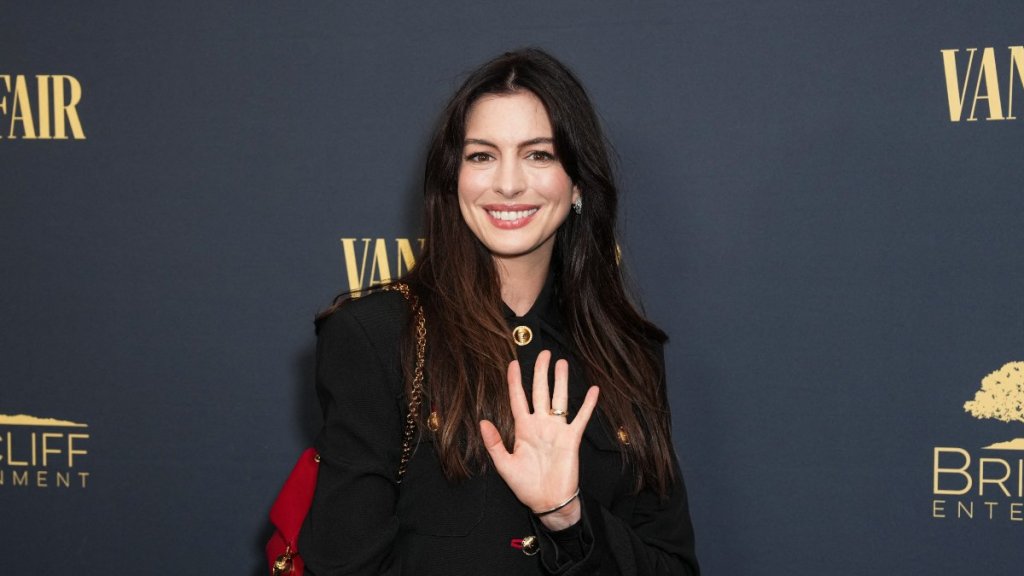 El posteo de Anne Hathaway con un actor argentino que revolucionó las redes