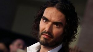 Russell Brand fue acusado de violación y agresión sexual en Inglaterra