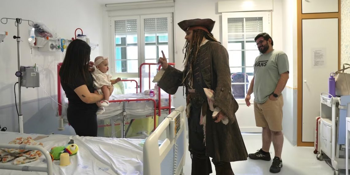 Johnny Depp sorprendió a niños en un hospital vestido como Jack Sparrow