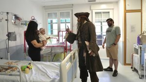 Johnny Depp sorprendió a niños en un hospital vestido como Jack Sparrow