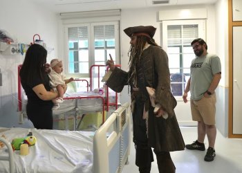 Johnny Depp sorprendió a niños en un hospital vestido como Jack Sparrow