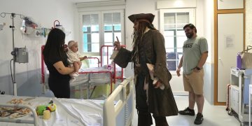 Johnny Depp sorprendió a niños en un hospital vestido como Jack Sparrow