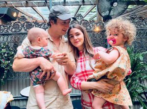 El tierno ritual de Jeremy Allen White comparte con sus hijas y vecinos