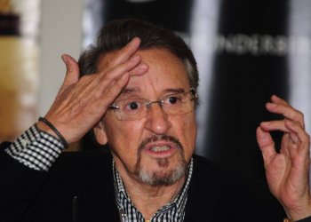 Carlos Villagrán responde a las críticas por seguir interpretando a Kiko