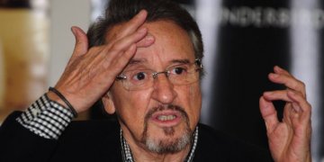 Carlos Villagrán responde a las críticas por seguir interpretando a Kiko