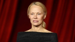 Pamela Anderson sorprende al mundo de la moda con su decisión de no usar maquillaje