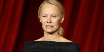 Pamela Anderson sorprende al mundo de la moda con su decisión de no usar maquillaje