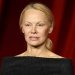Pamela Anderson sorprende al mundo de la moda con su decisión de no usar maquillaje