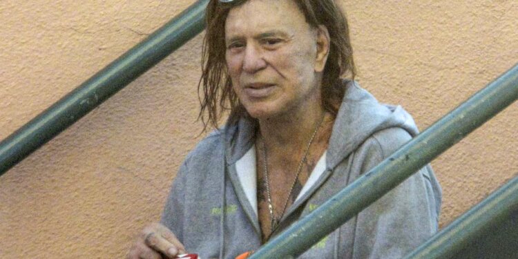 El duro presente de Mickey Rourke: desalojado y en medio de una crisis económica